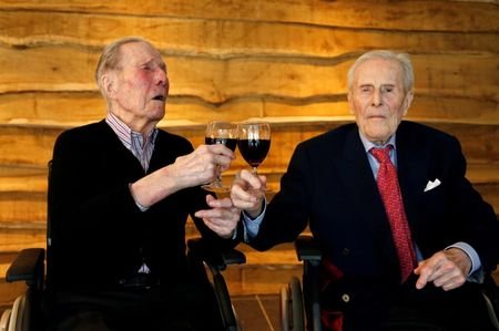比利時最老雙胞胎103歲 黏對方破1世紀