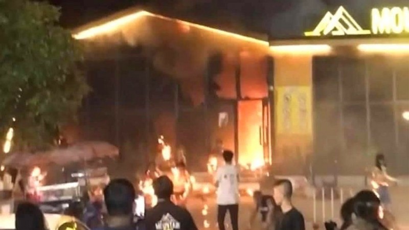 外媒：泰国一夜总会大火已致13死41伤，现场火光冲天