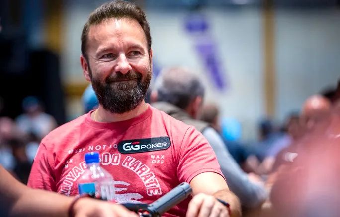 【EV扑克】WSOP奇人异事!小哥脱光跳上牌桌热舞?丹牛赢了800w刀“损失惨重”