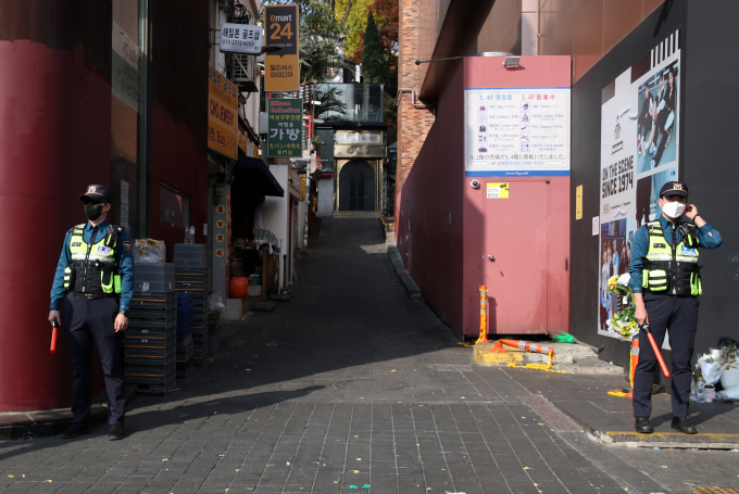 韩踩踏事故事发小巷再度开放 惨剧痕迹仍历历在目