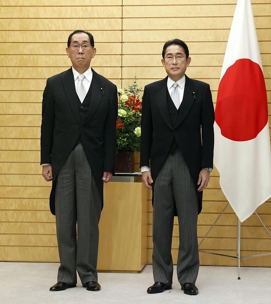 岸田内阁出现“辞职多米诺”，日本首相用人引发质疑