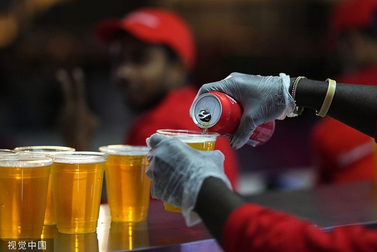 【蜗牛棋牌】卡塔尔半岛电视台：为什么男人看球爱喝啤酒？