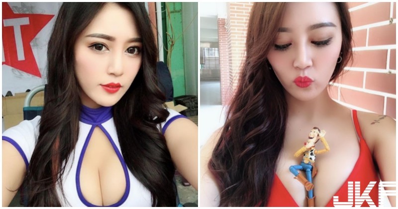 【蜗牛棋牌】性感辣妹「公仔直插入奶」，「爆乳內衣」養眼畫面真的太兇了！