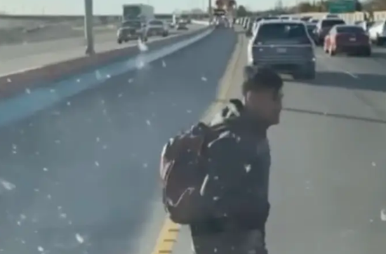 非法移民翻越美墨边境墙后横穿高速路 警方发出警告