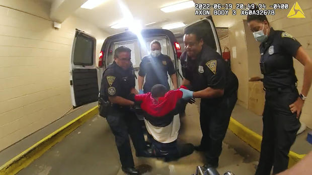 美国警方执法过程中致一非裔男子瘫痪 5人将接受审判