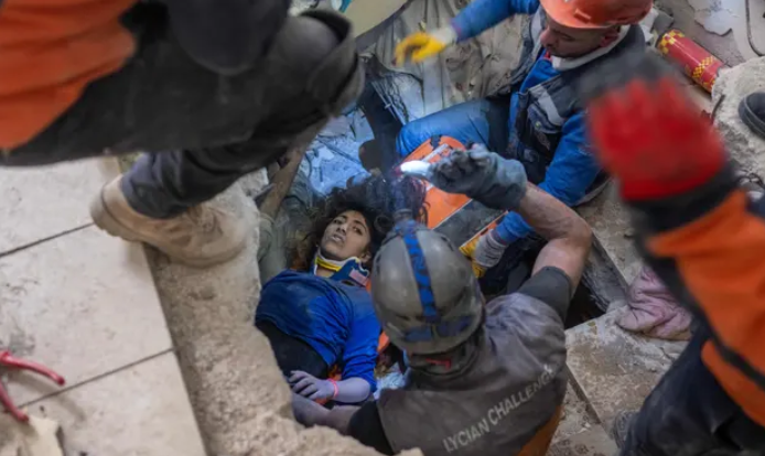 土耳其少年靠喝尿液坚持4天 毫发无损从废墟被救出