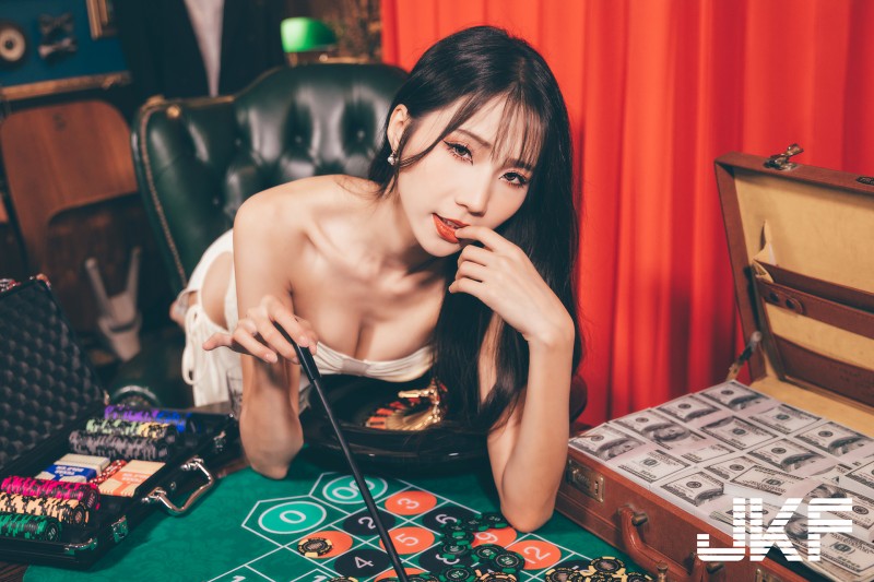 【蜗牛棋牌】長腿辣模「韻霏Anita」化身美豔荷官，爆乳發牌讓人想通通all in ！