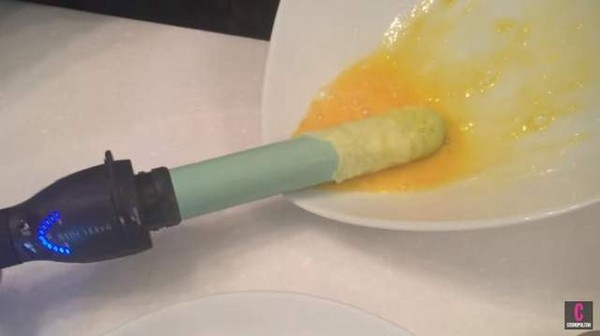 【蜗牛棋牌】拿出好燙的棒棒插進蛋汁中轉轉..這是什麼惡搞煎蛋法？