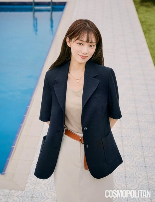 【蜗牛棋牌】韩国女艺人李圣经最新杂志写真眼神灵动