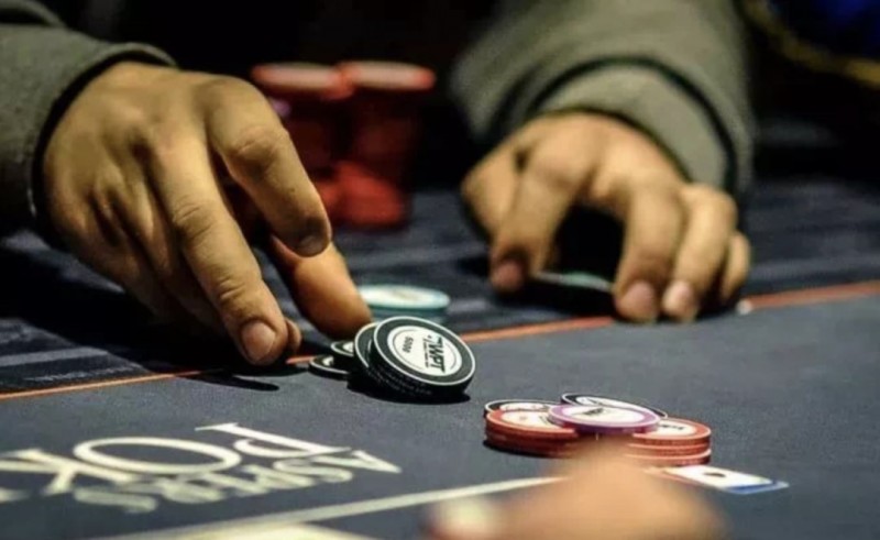 【EV扑克】牌局分析:花顺双听面对翻牌加注,怎么打?