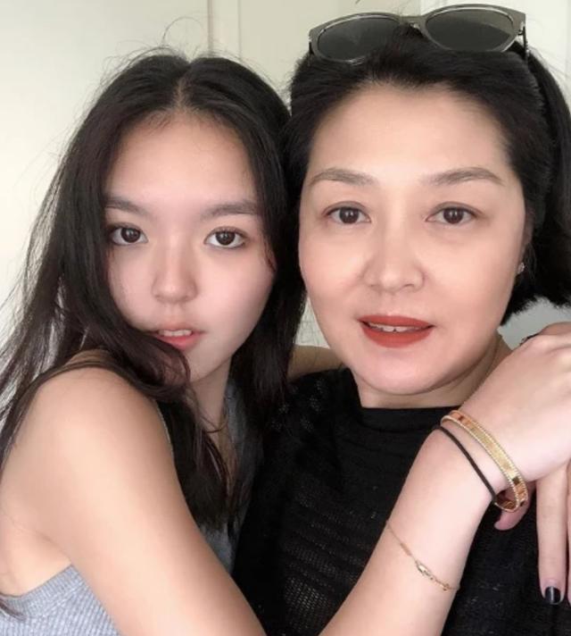 李咏女儿法图麦晒近照，与妈妈哈文穿同款吊带裙，戴14万表显贵气