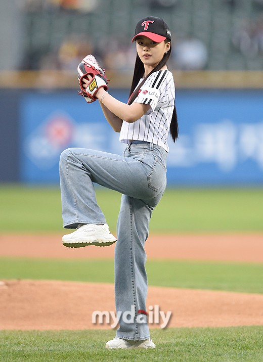 【蜗牛棋牌】韩国女艺人金诗雅担任职业棒球比赛开球嘉宾