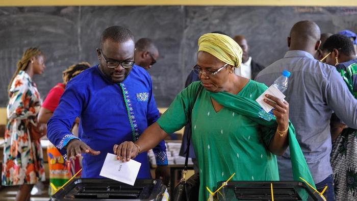 加蓬军方宣布接管该国政权，并取消最近总统选举的结果