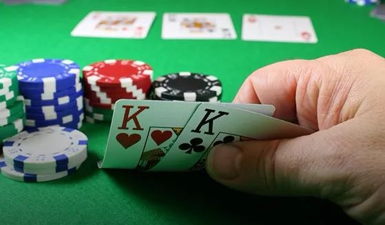 【EV扑克】教学:KK遇到“臭手”荷官在翻牌圈发出A,怂还是干?