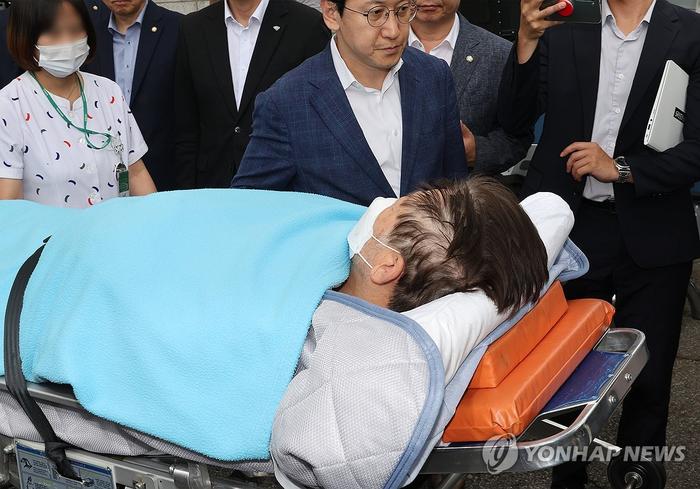 【蜗牛棋牌】韩国总统批准法院申请拘捕最大在野党党首李在明的要求书