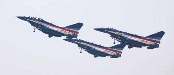 中阿空军在新疆首次联训后，歼-10C自主编队飞赴阿联酋