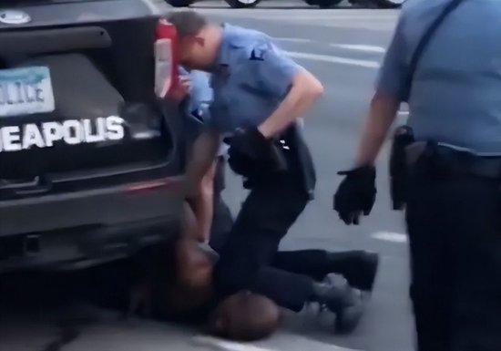 “跪杀”非裔男子弗洛伊德的美国前警察，在狱中被人刺了22刀