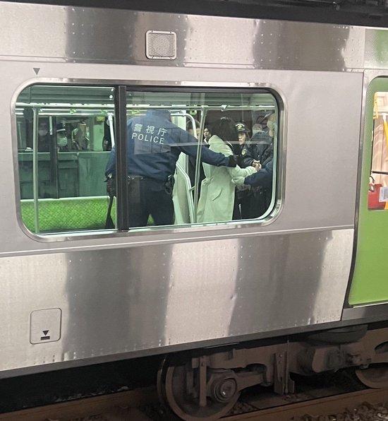 日本东京秋叶原车站一列车内发生持刀伤人事件 已致多人受伤