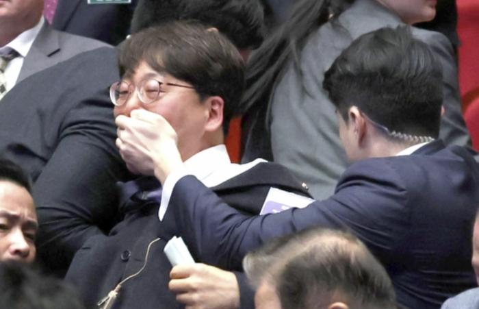 【蜗牛棋牌】韩在野党议员与尹锡悦握手时喊话，被迅速捂嘴抬走