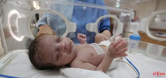 【蜗牛棋牌】出生就举目无亲！加沙一女婴降生前母亲已身亡，所有家人在空袭中丧生