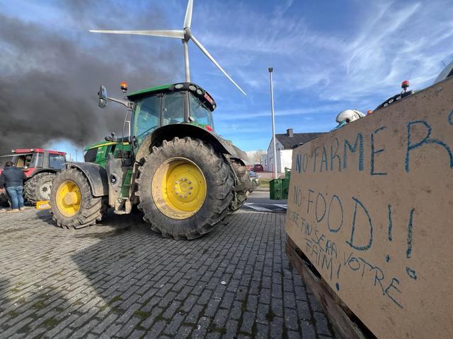 比利时农民封锁高速公路 抗议欧盟农业政策