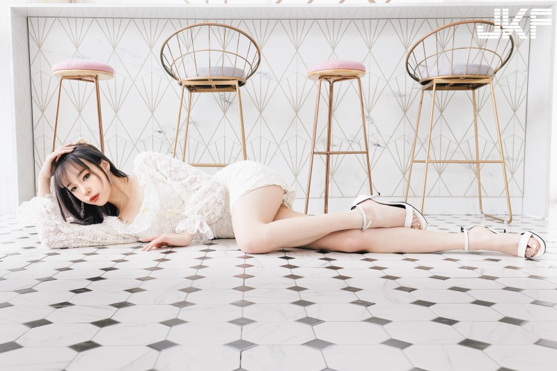 【蜗牛棋牌】人美聲甜！公主系正妹女友「娃娃」蕾絲洋裝秀Ｓ曲線，「白嫩美腿」好犯規！