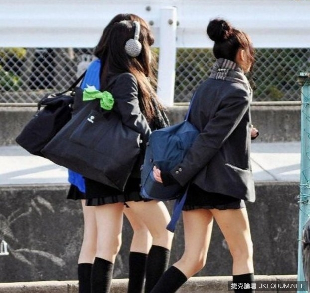 【蜗牛棋牌】日本電車奇景之一！女高中生居然當眾露底褲…太羞惹