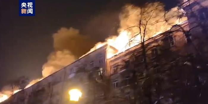 【蜗牛棋牌】俄罗斯一高层民宅发生火灾 起火面积超4000平方米