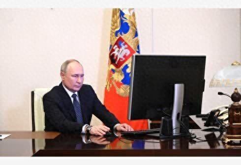 俄罗斯总统选举正式投票，普京进行线上投票