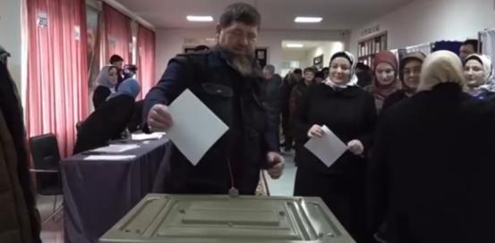 俄媒：车臣领导人卡德罗夫携家人参加俄总统选举投票