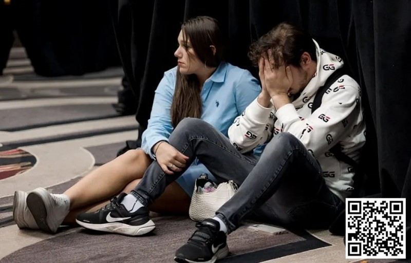 【EV扑克】第一手牌就淘汰!小哥葫芦惨撞四条,成WSOP主赛最速出局玩家