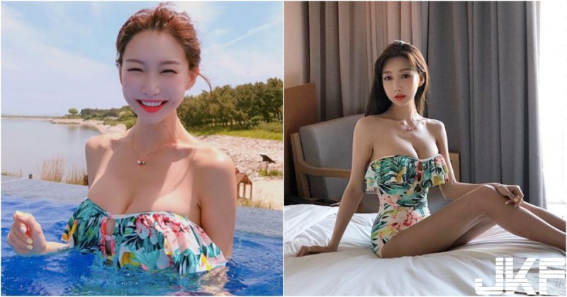 【蜗牛棋牌】快掉出來！「雪白奶妹」泳衣太低胸！兩團飽滿肉肉「掉出半顆」好想幫她拉一下！