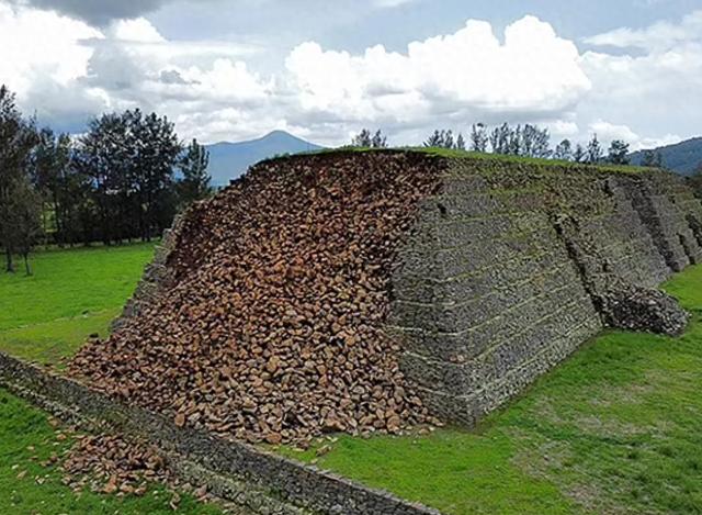 【蜗牛棋牌】墨西哥千年金字塔坍塌 砖块如瀑布倾泻而下(图)