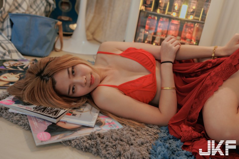 【蜗牛棋牌】正妹髮型設計師「佩兒」下班大解放！「性感比基尼」露美乳翹臀誘惑