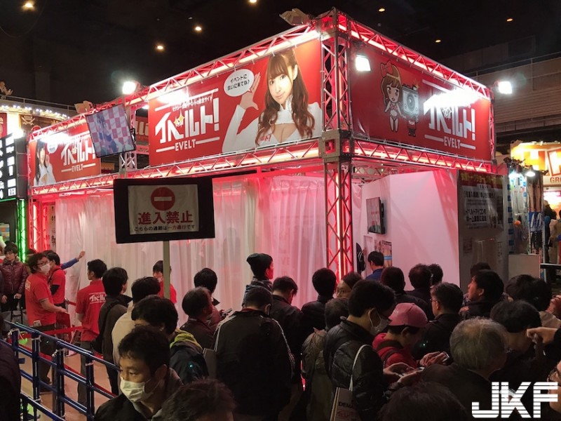 【蜗牛棋牌】超聽話！日本AV成人展「原味內褲」衣服全脫了！她們自己把裙子給掀起來… 太狂了！