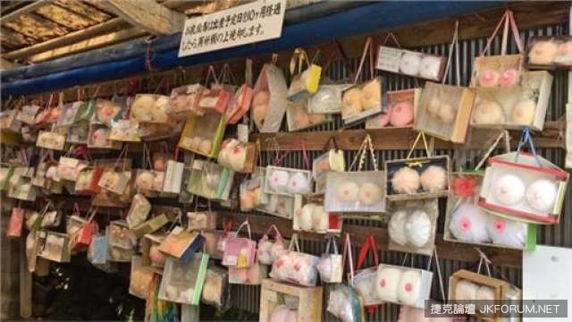 【蜗牛棋牌】日本有「乳頭觀音」 滿滿巨乳掛牆上