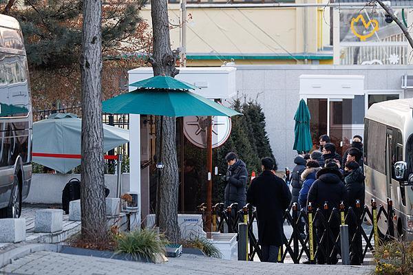 【蜗牛棋牌】再次抓捕尹锡悦 韩国公调处人员在总统官邸外与警卫处人员发生对峙