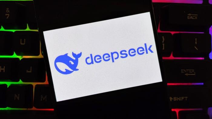 英伟达盘前跌超11%！DeepSeek震动华尔街，高端芯片需求可能放缓？