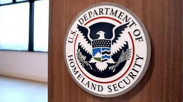 美国土安全部：一个月内近700名帮派成员被驱逐出境