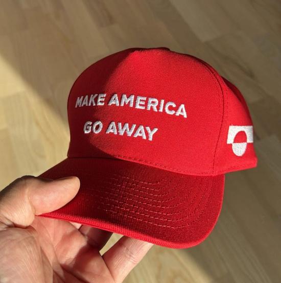 “让美国滚开”，美代表团即将到访之际，格陵兰特色“MAGA”帽子火了