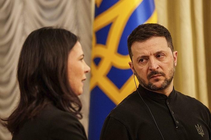 美乌就新版矿产协议展开磋商，乌媒：美国施压下，泽连斯基面临抉择