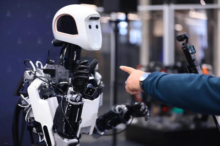 【蜗牛棋牌】美媒:特朗普加征关税,可能削弱美国在人形机器人领域与中国竞争的实力