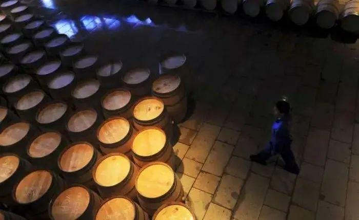 “美国关税阴影”笼罩全球酒业：百年制桶厂即将关闭、千亿美元跨境贸易遭遇风暴