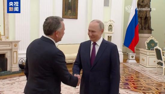 重磅！普京正在会见美特使，多名俄官员参会！特朗普：已设最后期限，届时美国态度将“大不相同”！基辅遭袭，泽连斯基紧急结束非洲之行