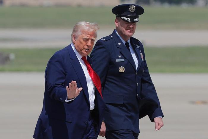 民调显示特朗普对美国经济处理方式的支持率降至36%