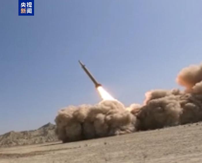 伊朗公布新型弹道导弹 “萨德”系统无法拦截