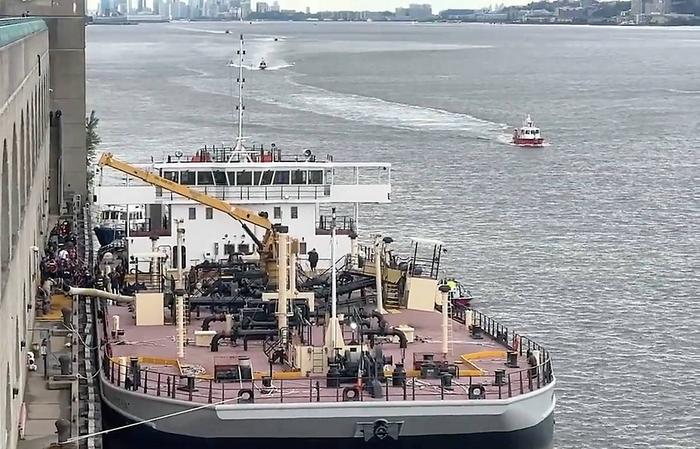 美国纽约一运输污水船只爆炸 造成1人死亡