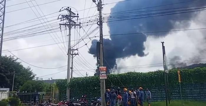 【蜗牛棋牌】厄瓜多尔一炼油厂发生火灾 现场黑烟滚滚