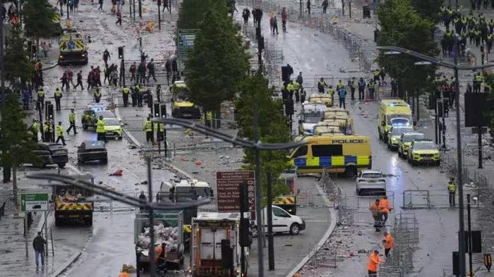 【蜗牛棋牌】英国利物浦市中心发生汽车冲撞人群事件