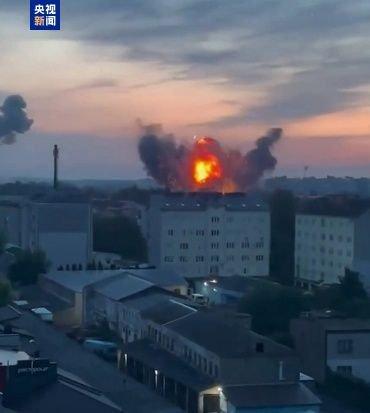 【蜗牛棋牌】俄大举轰炸乌军工企业回应“蛛网”行动 乌总统:袭击几覆盖全境